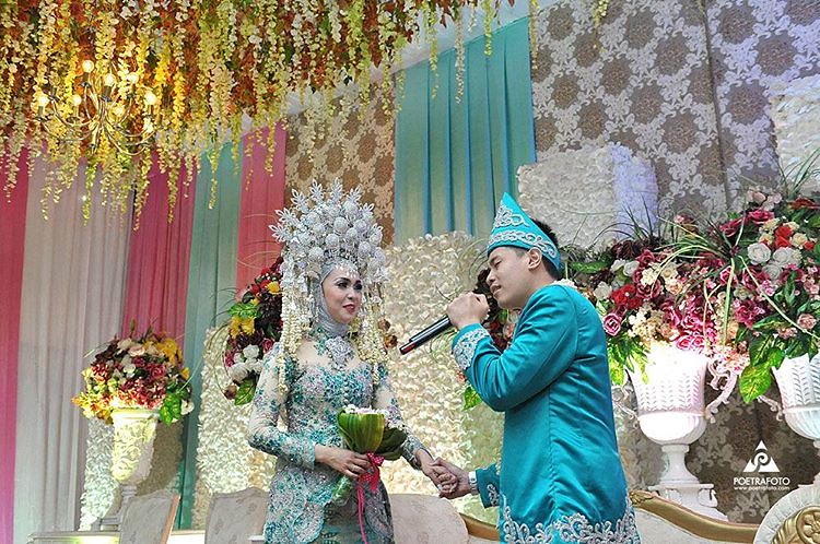 Foto pernikahan Muslim dg baju pengantin adat Padang 