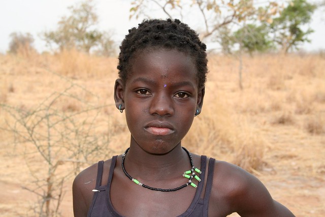 Portrait : Young girl in the bush