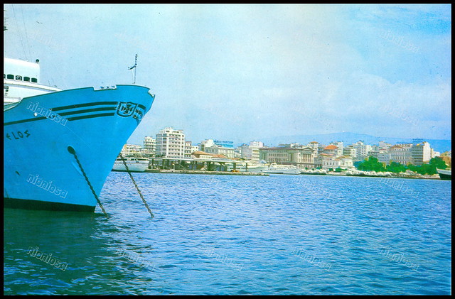 Λιμάνι Πειραιά, 1965. Στο βάθος το Μέγαρο ΝΑΤ, το παλιό Δημαρχείο "Ρολόι", ο Καθεδρικός Ναός της Αγίας Τριάδας και ο Τινάνειος Κήπος