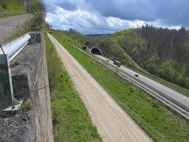 A8 alte Fahrbahnteilung am Aichelberg April 2012_015