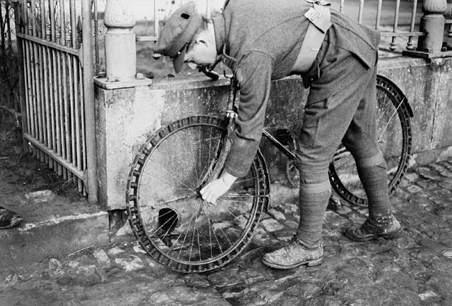 German bicycle with spring tires used by a... dispatch runner / Bicyclette allemande équipée de pneus à ressorts utilisée par une estafette...