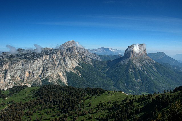 d0601061 | Morgen auf der Tête Chevalière. Blick zum Grand Veymont (2341 m), zur Grande Moucherolle (2284 m) und zum Mont Aiguille (2087 m). Vercors, 05.06.2006
