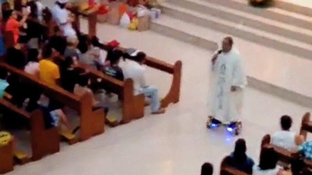 Hoverboard Üzerinde Vaaz Veren Rahip Mesleğinden Men Edildi