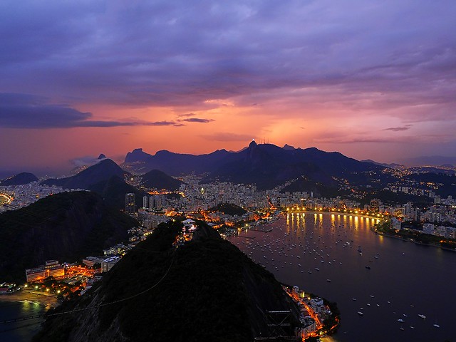Vista del anochecer en Río de Janeiro desde el Cerro Pan de Azúcar