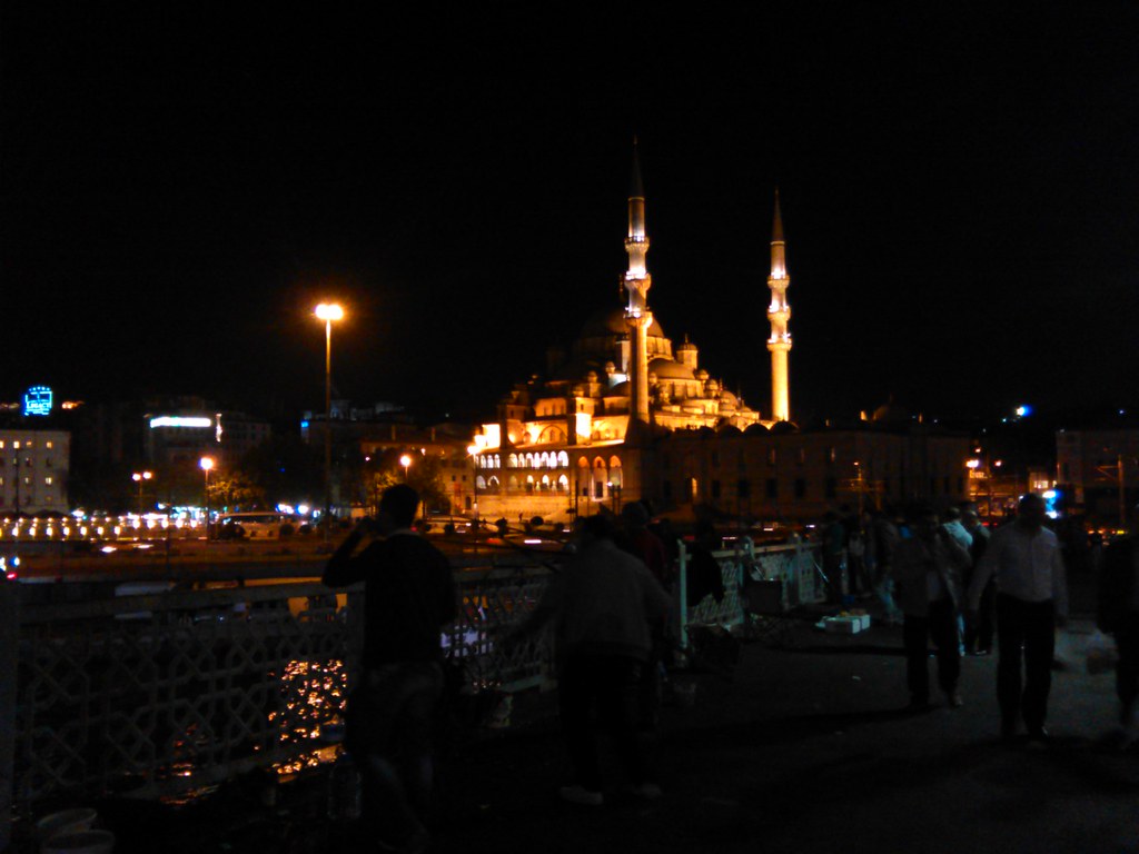 Vista nocturna de Yeni Cami desde el Puente Gálata. Estambul, Turquía.