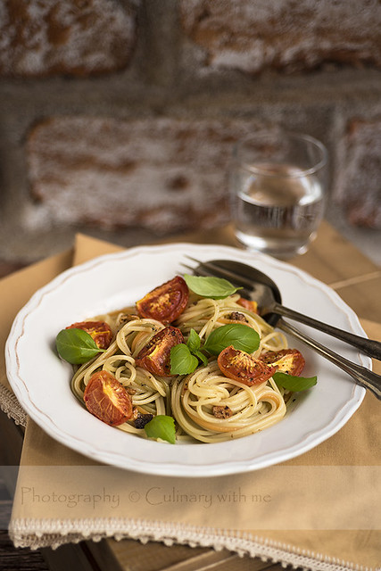 Easy pasta with roasted tomatoes and basil leafs