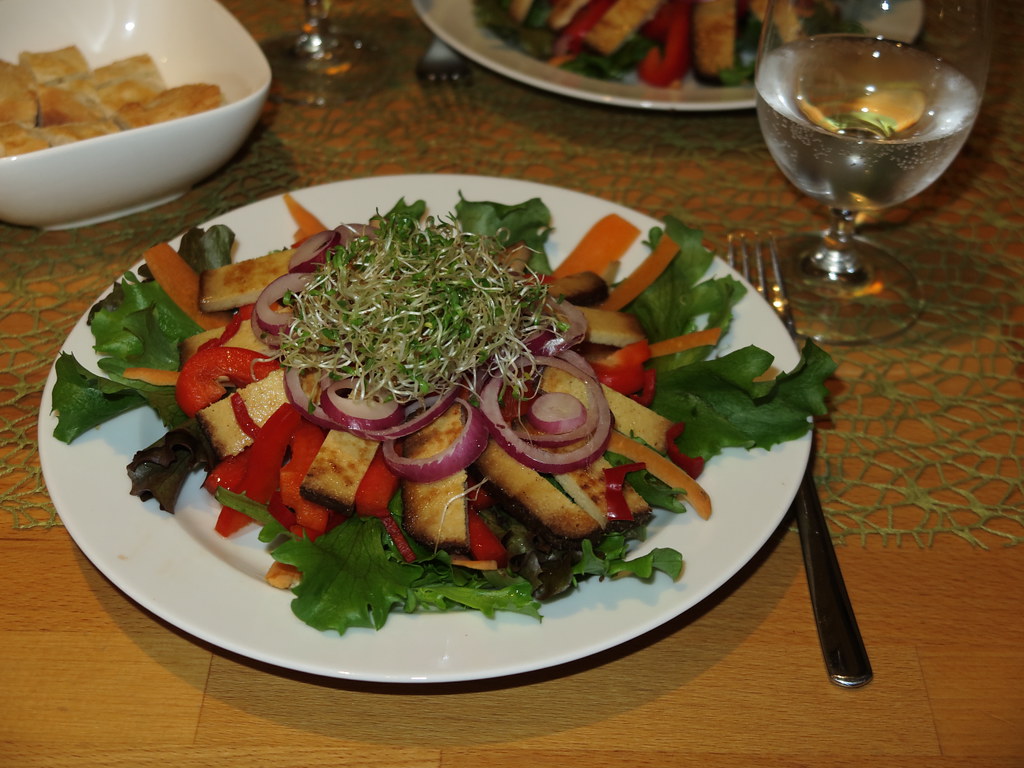 Großer Salatteller mit Räuchertofu, Paprika, Alfalfa und n… | Flickr
