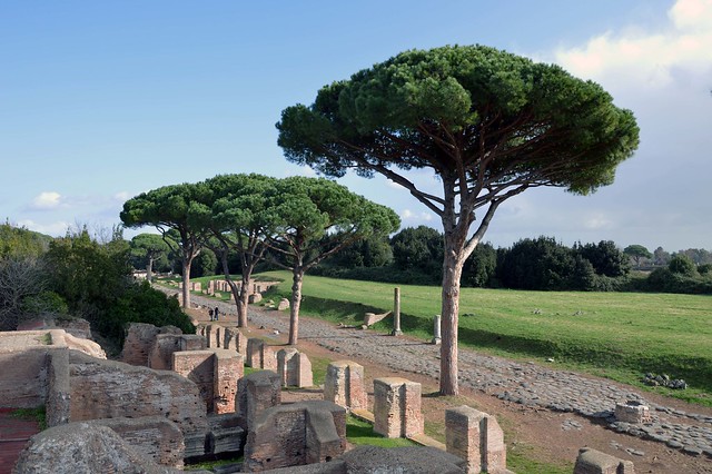 Gli scavi di Ostia antica: il decumano