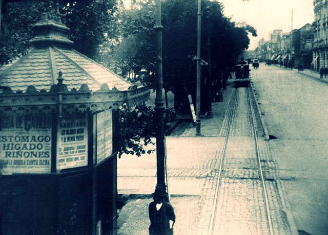 Garita del Tranvía CCE  con reclame de AGUA DE CATILLO frente al Hotel Royal en la Alameda de Santiago, portal edwards  1901