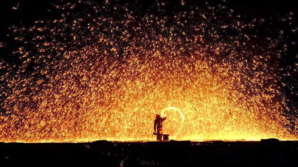 Molten iron throwing - poor man's fireworks #nuanquan #china #fire #dashuhua #iron #iron_flower