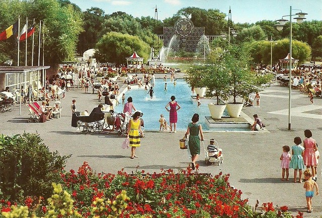 Battersea Park - Paddling Pool (postcard - 1960s?)