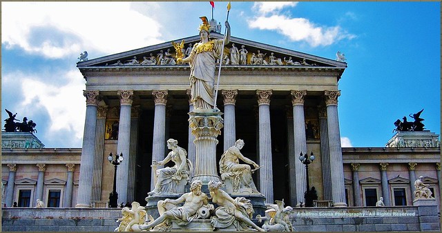 Áustria - Viena - Edifício do Parlamento - A fonte de Athena na frente do edifício, conta com um Anjo Imperial que lhe confere uma visão de poder e justiça. E também muita beleza. Foi para nós um grande privilegio poder entrar neste edifício monumental.