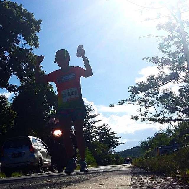 Eni Rosita, pelari Lintas Sumbawa yang masih berada di kilometer 120. Masih ada sekitar 200 kilometer lagi.   #TamboraChallenge