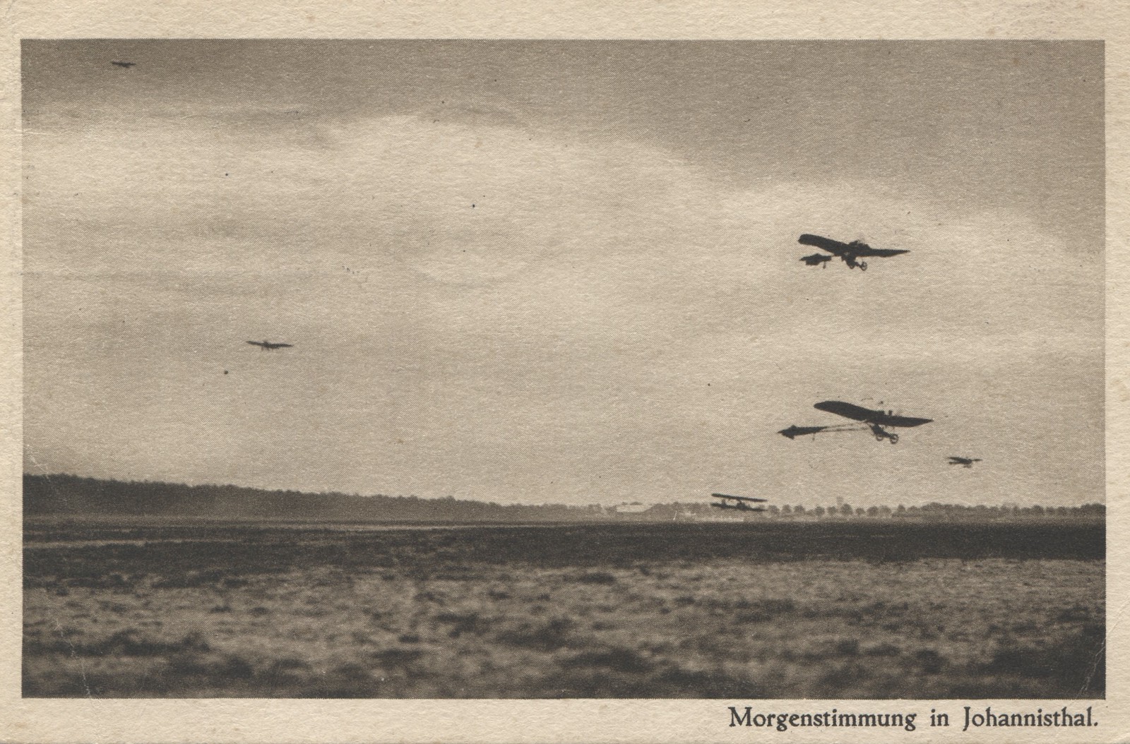 Blechpostkarte FLUGPLATZ BERLIN JOHANNISTHAL – 10x14 Cm, Retro-Motiv, Als Dekoration Oder Geschenk