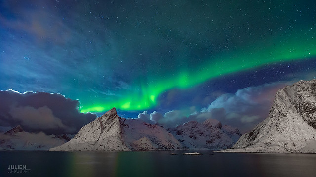[Norway] Lofoten - Northern lights over Olstinden