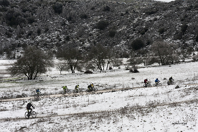 Ciclistas en la nieve