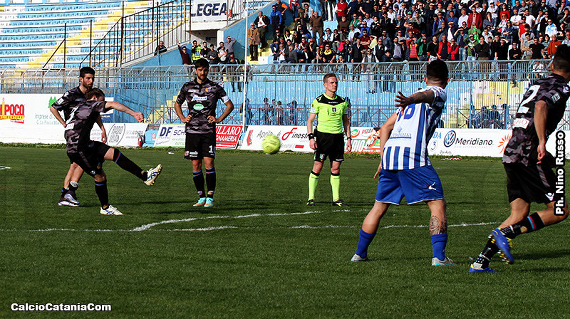 Nunzella segna il gol del 2 a 3 ad Agrigento
