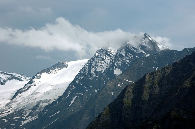 d0503005 | Der Große Mörchner (3283 m), ein gewaltiger Felsgipfel über dem Floitengrund. Erstmals erstiegen wurde er 1846 von P.K. Thurwieser mit G. Lechner, V. Hotter und A. Wechselberger. Zillertaler Alpen, 16.07.2005