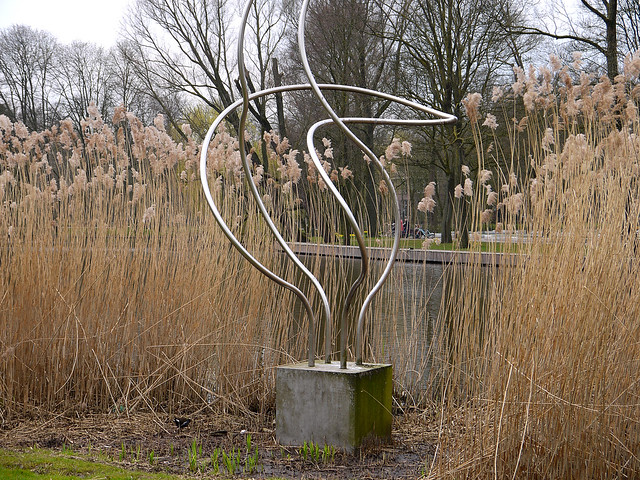 2016.04 - Amsterdam photo of Nature and Art, a reed bush in the park and a reflecting wire sculpture of Jan Wokers, location Oosterpark; geo-tagged free urban picture, in public domain / Commons; Dutch photography, Fons Heijnsbroek, The Netherlands