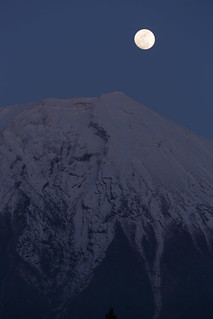 Mt. Fuji and Moon after sunset (9K2A2898_LR)