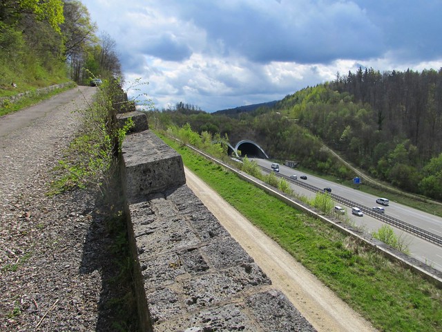 A8 alte Fahrbahnteilung am Aichelberg April 2012_014
