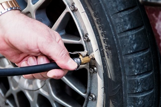 Reifendruck prüfen-Check tire pressure