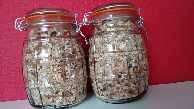 Made two of a kind #granola #havermout #chiazaad #sesamzaad #hazelnoot #walnoot #cashewnoot # gedroogde abrikoos #dadel #rozijn  #maple syrup #kokosolie #thanks @nowelja voor t delen van t recept