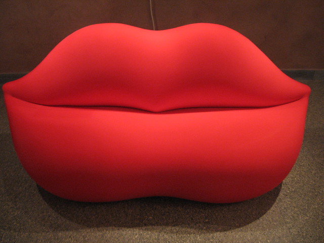 Red lips-sofa : Divano Bocca. frutto del geniale lavoro dei designers italiani di Studio 65 nel 1970.