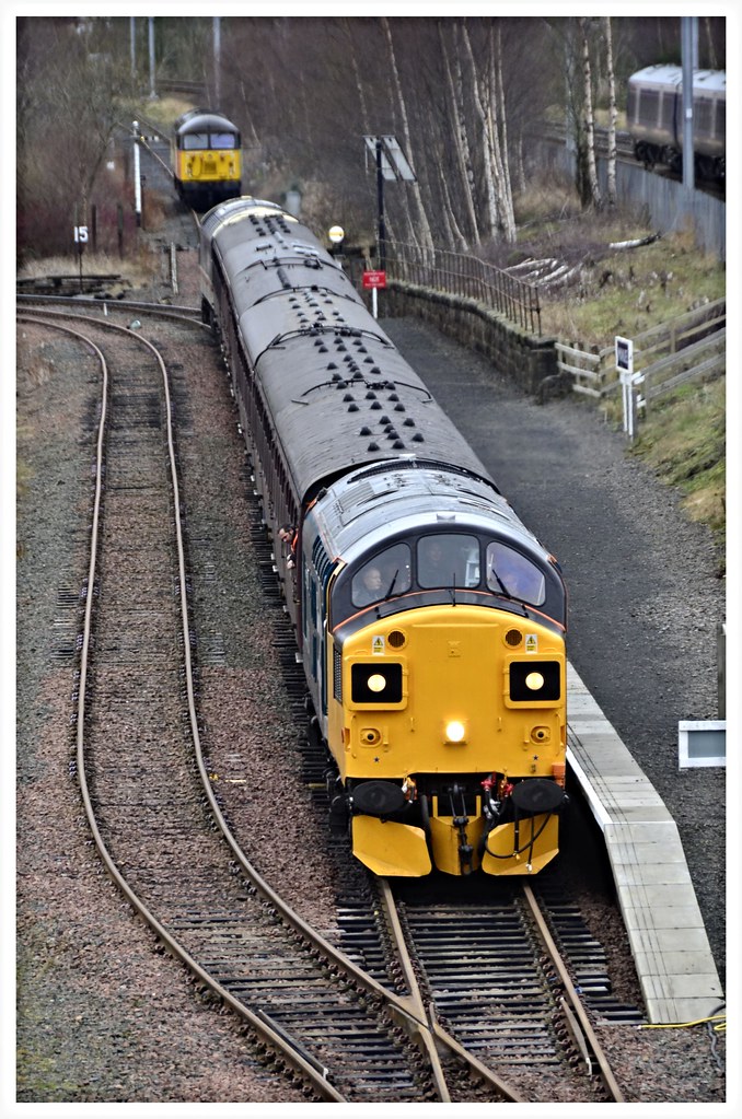 37025 | 37025 arrives at Manuel station on the Bo'ness railw… | Flickr