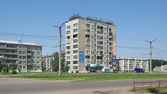 Газосветная вывеска "Мир-Космосу" в городе Ангарск.