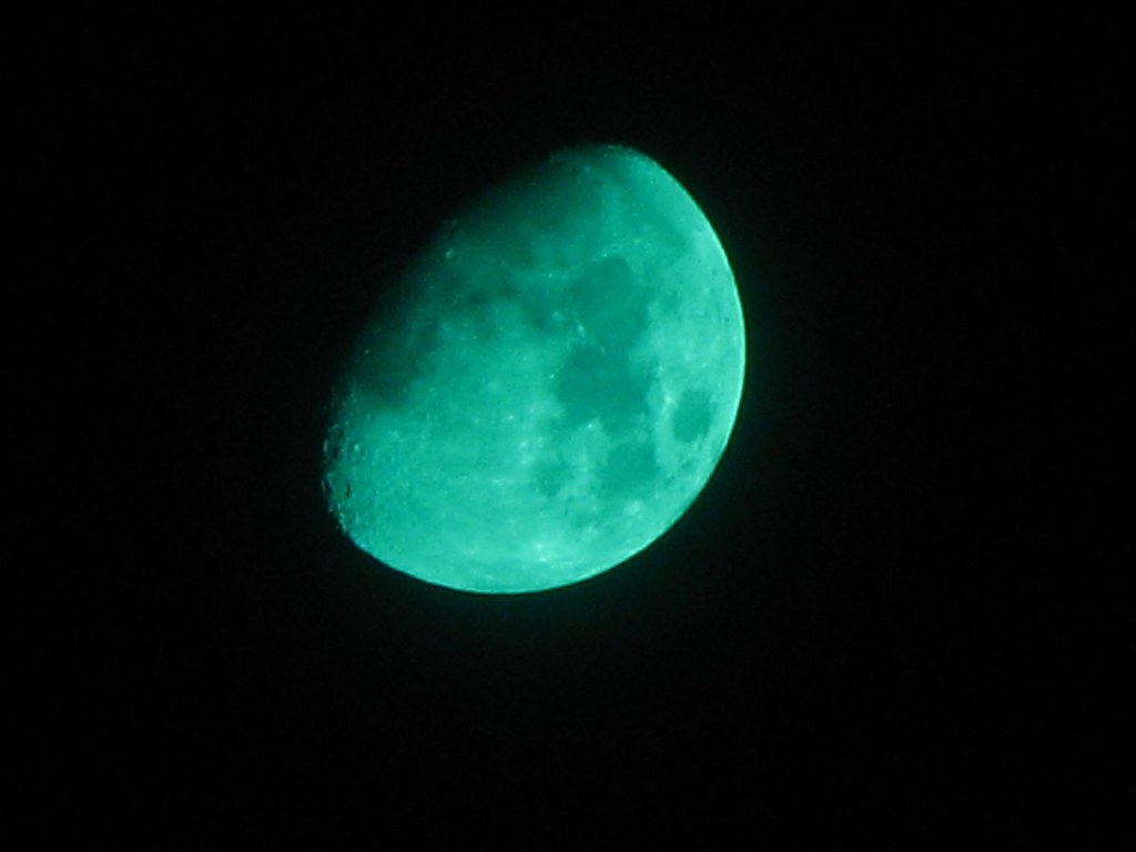 Есть зеленая луна. Зеленая Луна. Изумрудная Луна. Салатовая Луна. Зелёная Луна явление.