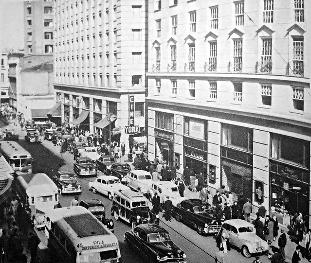 la calle ahumada entre Moneda y Agustinas en 1960 y el cine York  de Santiago  Jacques Cori, al fondo el edificio Diaz de 1925