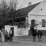 Die Eheleute Thöresz 1926 mit ihren 4 Söhnen, darunter Peter Thöresz auf dem Pferd, vor ihrem Anwesen in der Billeder Kirchengasse, Nr. 321.
