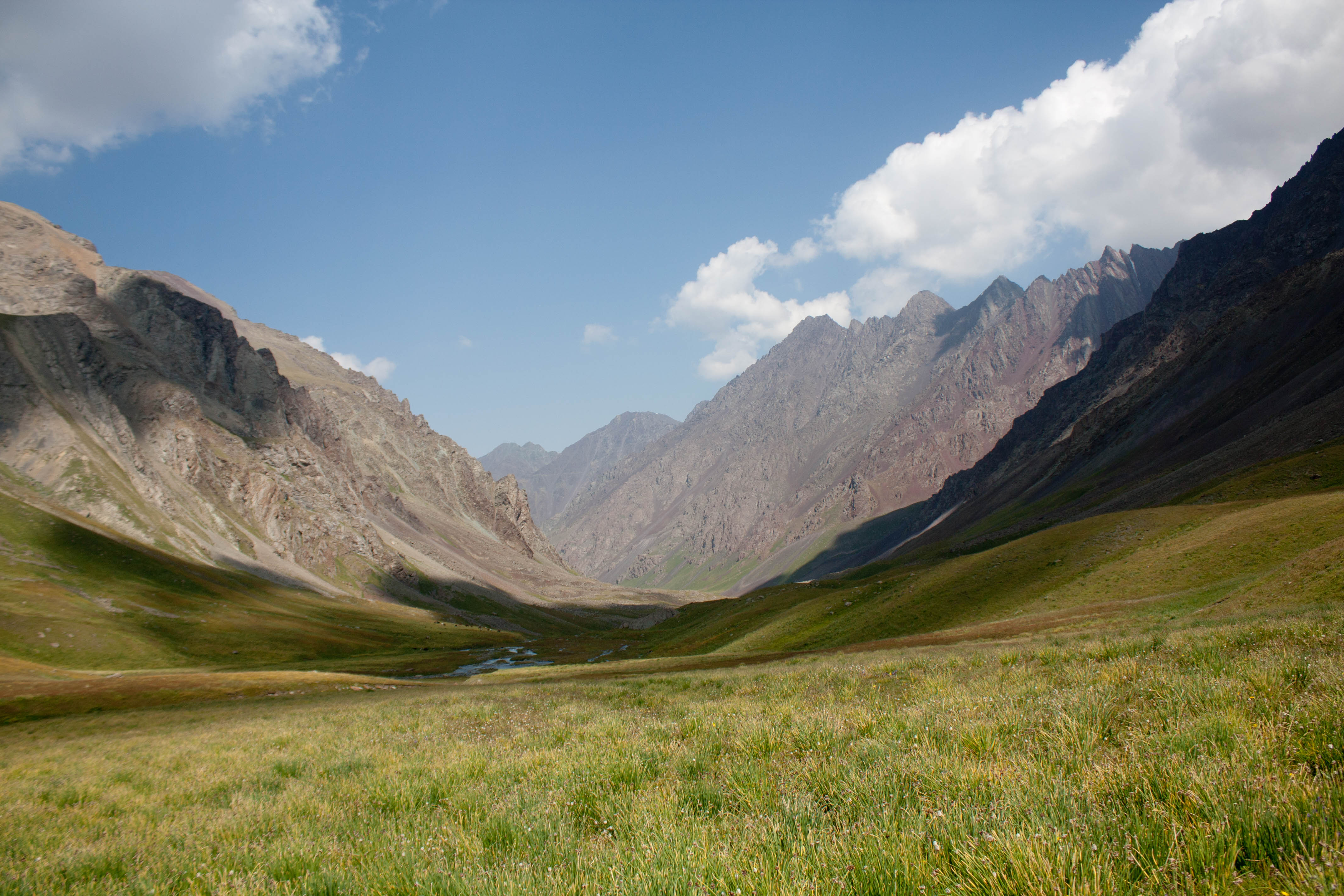Кыргызстан это киргизия или нет. АК-Суу Киргизия. Киргизия Леонардо. Природа Кыргызстана. Горы Кыргызстана.