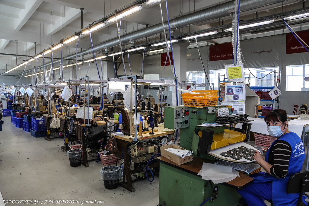 Фабрика где. Цех обувной фабрики. Цех по производству обуви. Оборудование для обувной фабрики. Завод по производству обуви.