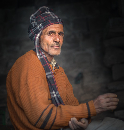 ganj india chai stand portrait portraiture man sweater headscarf scarf head manual focus sony a6000 ilcenex ilce6000 6000 alpha mirrorless canon fd 50mm f14 dharmsala evening natural light beautiful dignified simple laborer worker relax relaxing friendly himachal pradesh mcleod strong street photography painterly orange e mount emount people person low lowlight