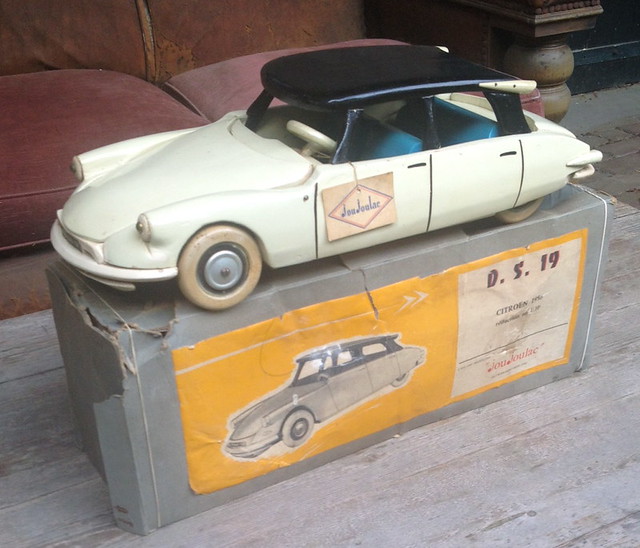 Scoop: JouJoulac by Monart in 1/10, Citroen DS19 made of wood and its BOX