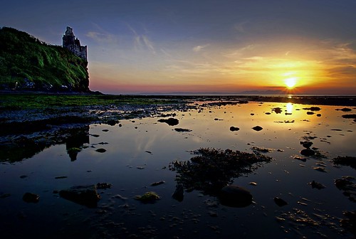 greenan castle at sunset sun set dusk a6000 sony pool seaweed beach sand ocean sea orange cliff ruin reflection water horizon scotland uk ayrshire alloway