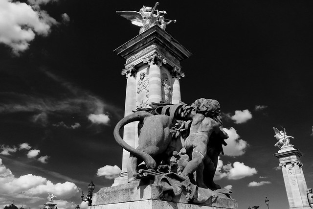 Un des quatre lions du pont Alexandre III, Paris
