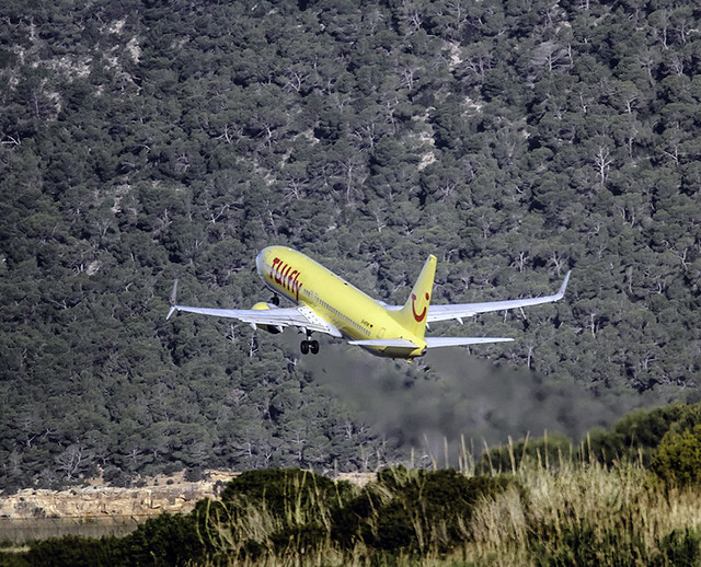 B 737-8K5  TUI  - Despegando de Ibiza -