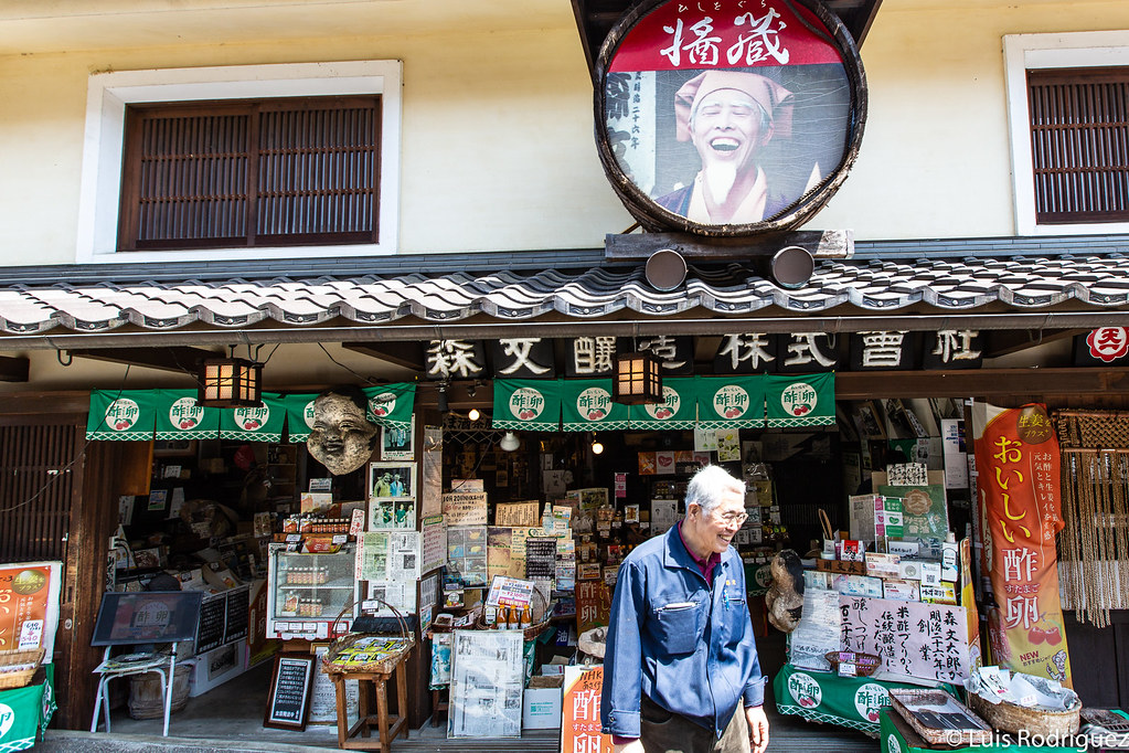 Propietario de la tienda de sake Moribun (s&iacute;, el del cartel publicitario es &eacute;l de joven)