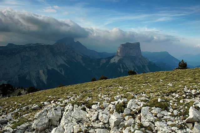 d0601060 | Abend auf der Tête Chevalière. Blick zum Grand Veymont (2341 m) und zum Mont Aiguille (2087 m). Vercors, 04.06.2006