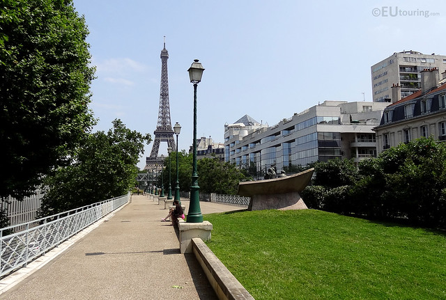 Path and monument towards the Eiffel