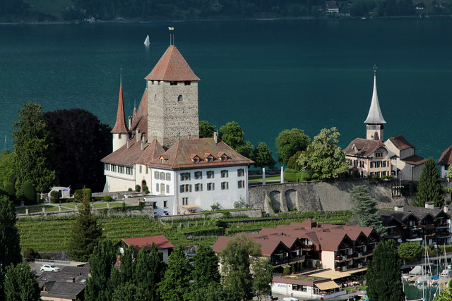 Schloss Spiez ( Baujahr Ursprung 10. Jahrhundert - château castello castle ) am Thunersee in Spiez im Berner Oberland im Kanton Bern der Schweiz