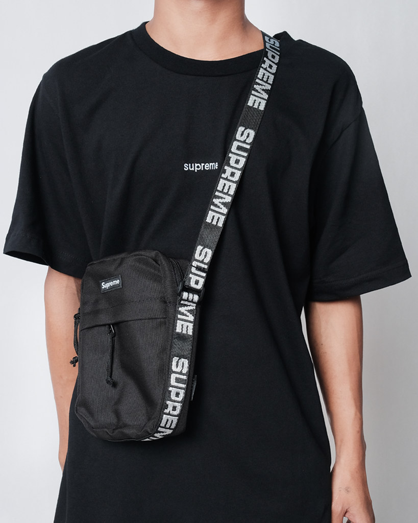 61382 - Supreme Shoulder Bag SS18 - hitam putih . IDR 205.…