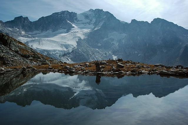 d0405064 | Kleiner Bergsee oberhalb des Albigna-Stausees. Hinten die Cima dal Cantun (3354 m), davor der Vadrec dal Cantun. Bergell / Graubünden, 04.10.2004