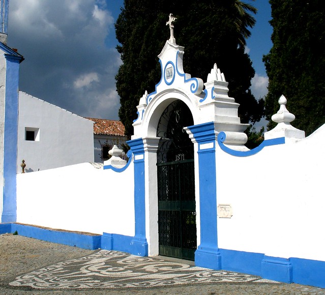 Portão do cemitério do Redondo