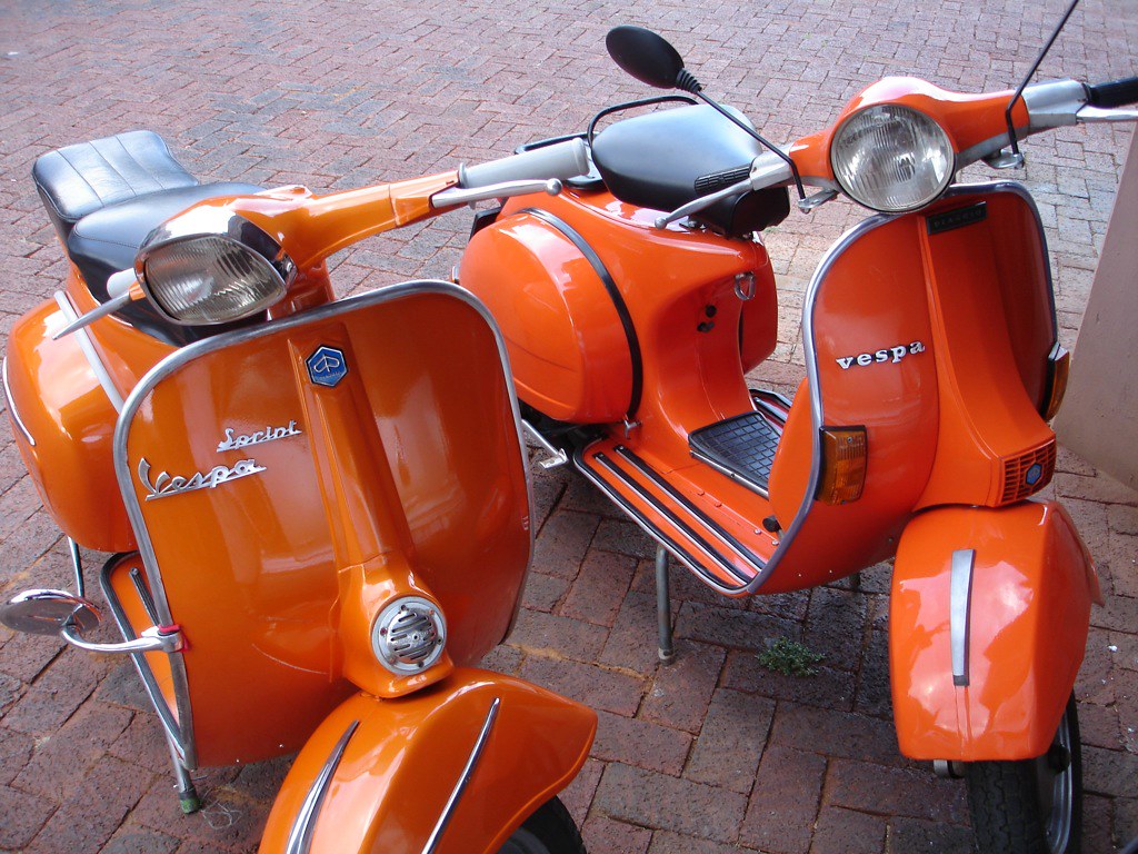 Заводной скутер. Веспа Орандж. Оранжевая Веспа. Оранжевый мотороллер. Мопед оранжевый.