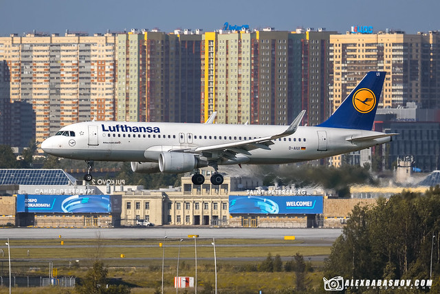 ✈ Airbus A320-200 D-AIUI Lufthansa airlines during landing at airport Pulkovo, Saint-Petersburg