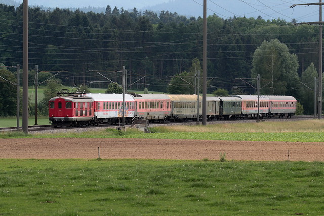 SBB Lokomotive Re 4/4 I 409 resp. 10009 von Classic Rail ( Baujahr 1946 ) mit Extrazug 32399 I.nterlaken W.est - B.asel SBB RB - ( K.aiseraugst ) unterwegs zwischen Rubigen und Gümligen bei Bern im Kanton Bern der Schweiz